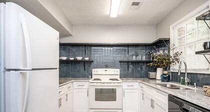 ENTIRE PLACE COZY QUIET 2b2b TOWNHOUSE
