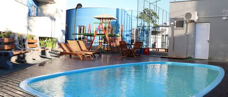 Una piscina al aire libre