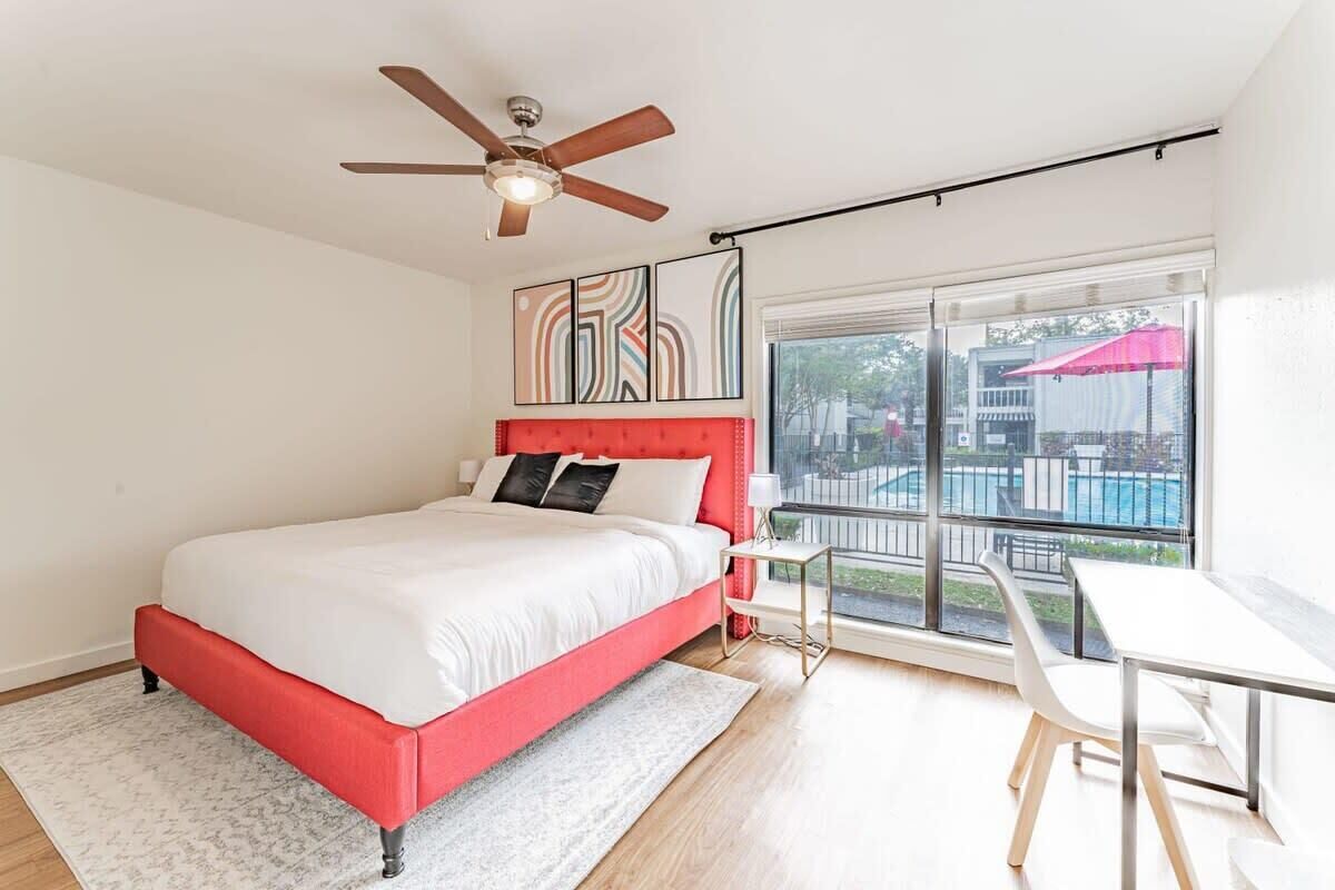 2 bedrooms, desk, iron/ironing board, WiFi