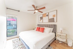 2 habitaciones, escritorio, tabla de planchar con plancha y wifi 