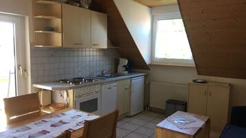 Ofen, Herdplatte, Geschirrspüler, Wasserkocher mit Kaffee-/Teezubehör