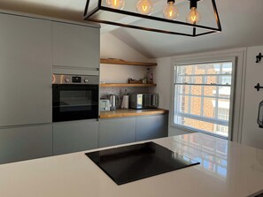 Fridge, oven, stovetop, dishwasher - Beautiful Cuppin Street Two Bed Apartment (Chester)