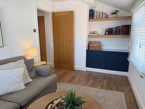 TV, offices - Beautiful Cuppin Street Two Bed Apartment (Chester)