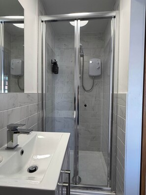 Douche, séchoir à cheveux, shampooing