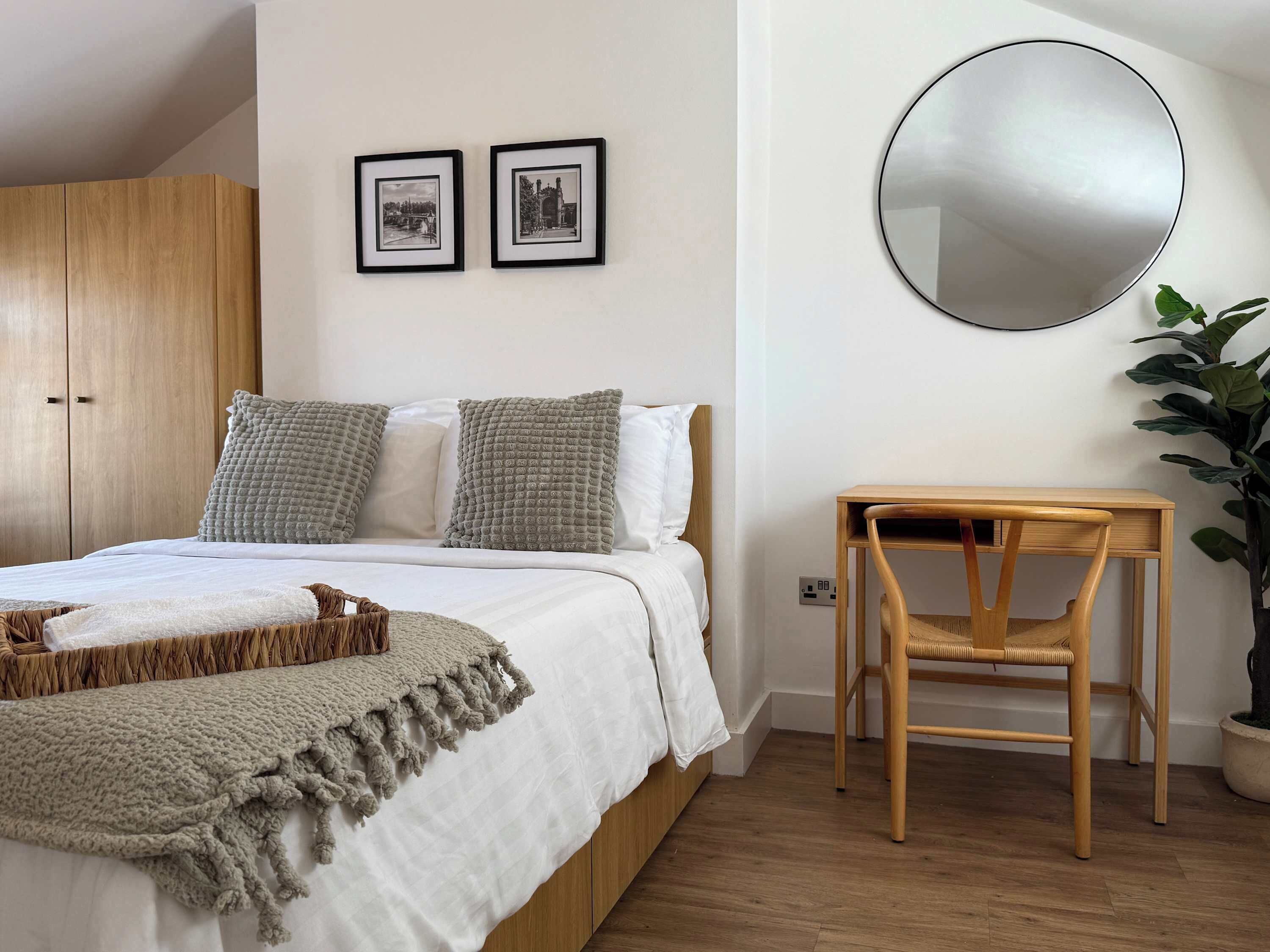 2 habitaciones, tabla de planchar con plancha, wifi y ropa de cama 