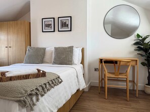 2 bedrooms, iron/ironing board, WiFi, bed sheets - Beautiful Cuppin Street Two Bed Apartment (Chester)