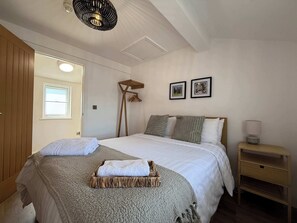2 bedrooms, iron/ironing board, WiFi, bed sheets - Beautiful Cuppin Street Two Bed Apartment (Chester)
