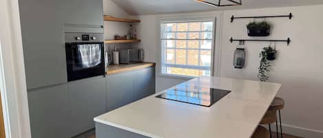 Fridge, oven, stovetop, dishwasher
