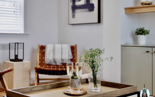 Lovely 1 Bed Apartment 2 minutes from the shops