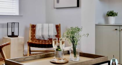 Lovely 1 Bed Apartment 2 minutes from the shops