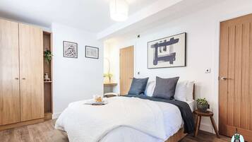 1 dormitori, planxa i posts de planxar, wifi i roba de llit