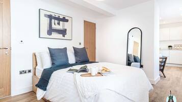 1 dormitori, planxa i posts de planxar, wifi i roba de llit