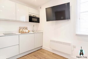  ثلاجة، ميكروويف، فرن، موقد طهي مسطح