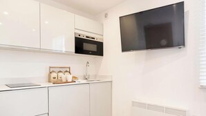 ثلاجة، ميكروويف، فرن، موقد طهي مسطح