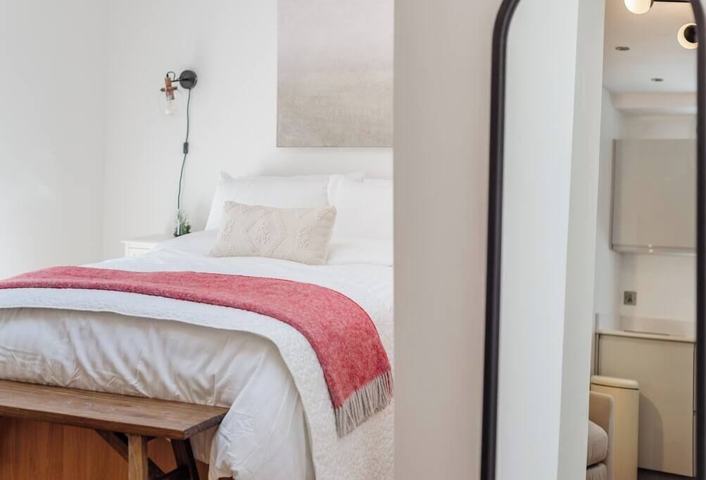 1 habitación, tabla de planchar con plancha, wifi y ropa de cama 