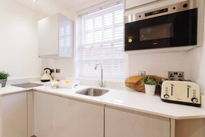 Fridge, microwave, cookware/dishes/utensils - Home from Home in the heart of Chester (Chester)