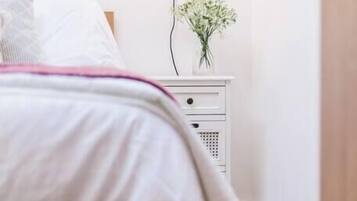 1 habitación, tabla de planchar con plancha, wifi y ropa de cama