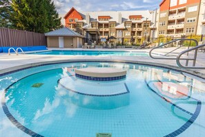 Utomhuspool och uppvärmd pool