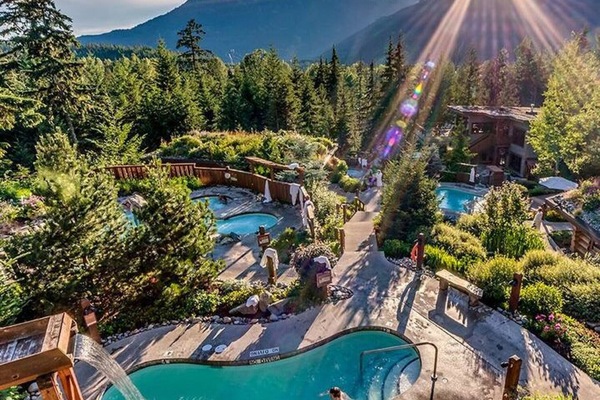 Una piscina al aire libre, una piscina climatizada