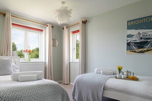6 habitaciones, escritorio y tabla de planchar con plancha 