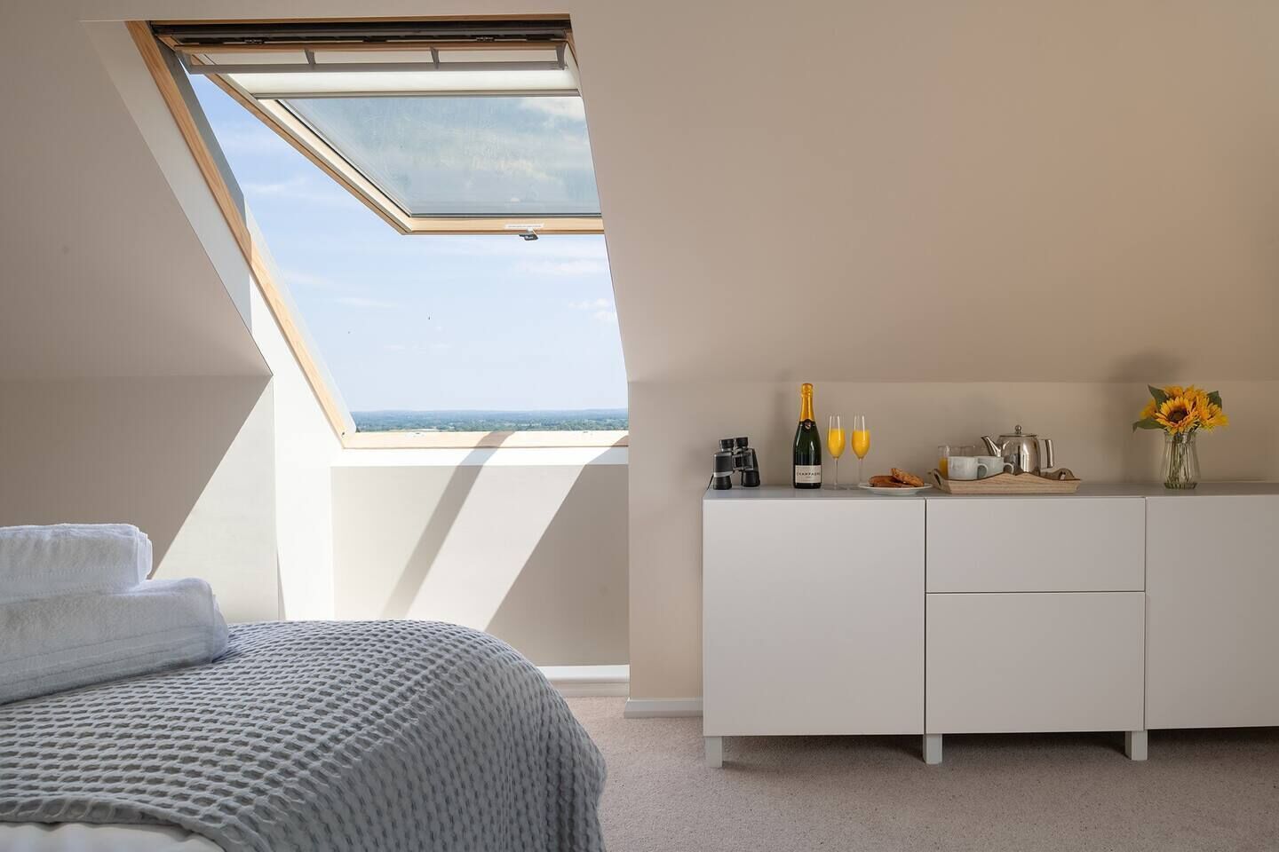 6 bedrooms, desk, iron/ironing board, travel crib