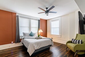 3 Schlafzimmer, Schreibtisch, Bügeleisen/Bügelbrett, Reisekinderbett