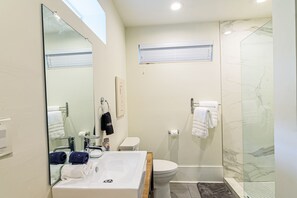 Badewanne, Haartrockner, Handtücher, Seife