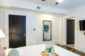 3 Schlafzimmer, Schreibtisch, Bügeleisen/Bügelbrett, Reisekinderbett