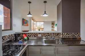 Mikrowelle, Ofen, Wasserkocher mit Kaffee-/Teezubehör, Wasserkocher