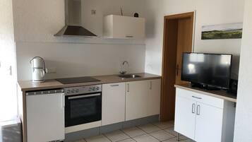 Kühlschrank, Herdplatte, Geschirrspüler, Wasserkocher