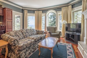 Fernseher, Kamin, DVD-Player, Stereoanlage