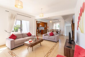 TV, DVD player, books - Queens Paradise 1 - Three Bedroom Villa, Sleeps 6 (Peyia)