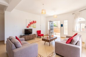 TV, DVD player, books - Queens Paradise 1 - Three Bedroom Villa, Sleeps 6 (Peyia)