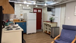 Een koffiezetapparaat/waterkoker, een koelkast, een magnetron, een oven