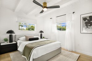 2 slaapkamers, een bureau, een strijkplank/strijkijzer, reisbedje