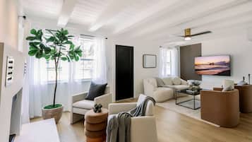 Smart TV, chimenea y oficina