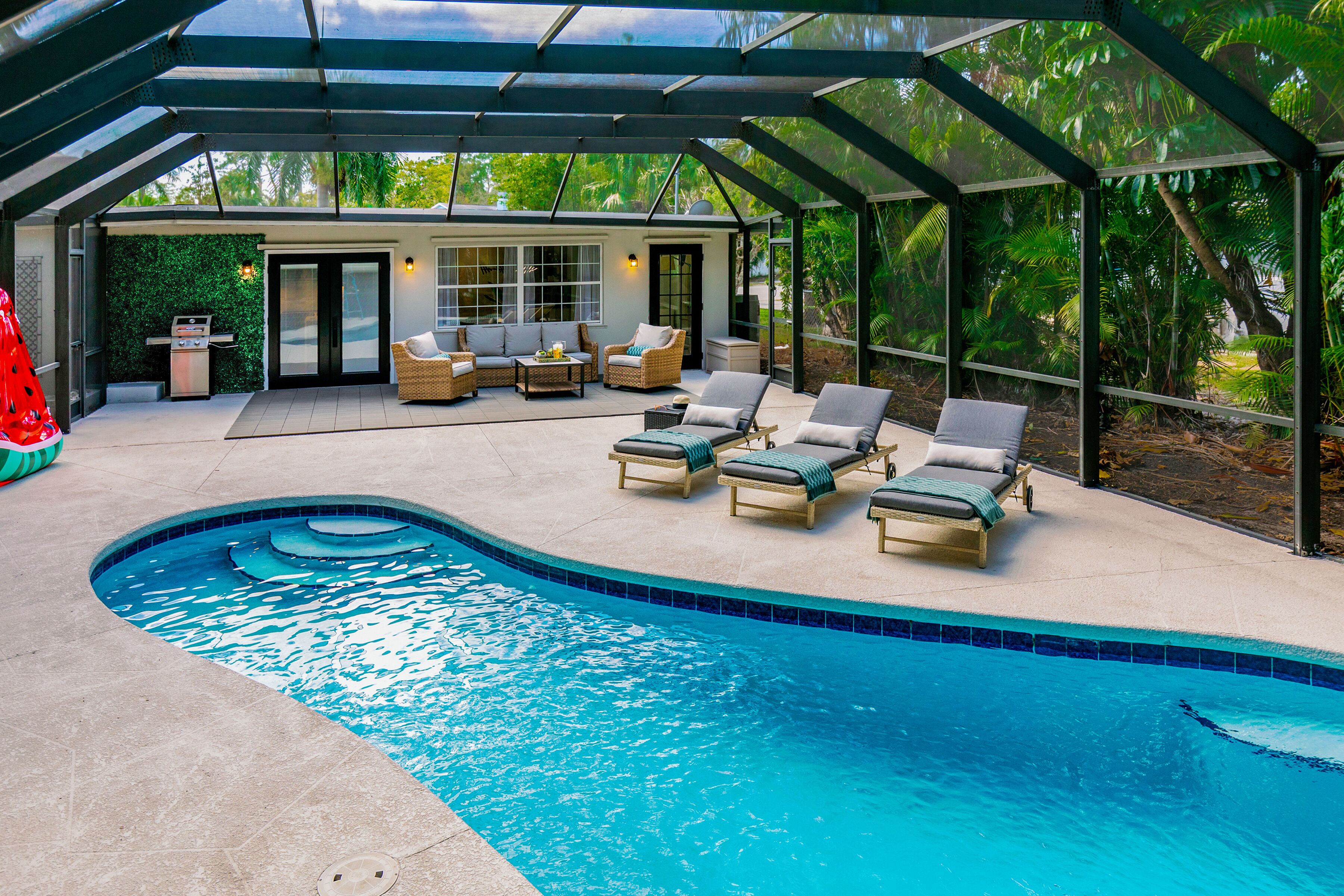 Een buitenzwembad, een verwarmd zwembad