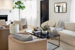 Smart TV, fireplace, offices - THE TERRACOTTA, Heated Pool! Close to 5th Ave and Beaches (Naples)