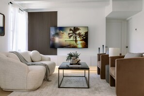 Smart-TV, Kamin, Arbeitsbereiche