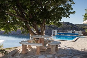 Outdoor pool - Imanje uz plažu sa tenis igralištem i bazenom: Unit A1 (Karlobag)