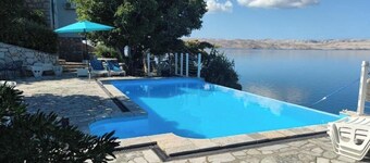 Imanje uz plažu sa tenis igralištem i bazenom: Unit A1