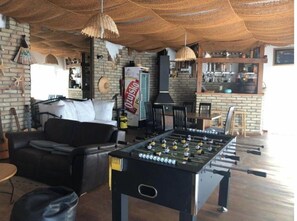 Games room - Imanje uz plažu sa tenis igralištem i bazenom: Unit A1 (Karlobag)