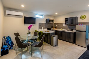 Dining - Rooftop Pool w/Lounge Area-2BE2BA Sleeps 4 #A8 (Oranjestad)