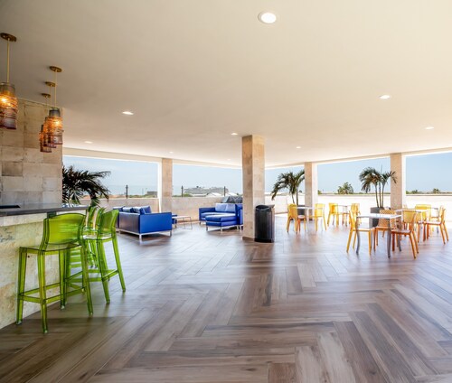 Rooftop Pool w/Lounge Area-2BE2BA Sleeps 4 #A8