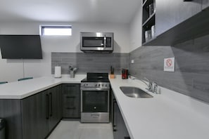 Cafetera y tetera, refrigerador, microondas y horno
