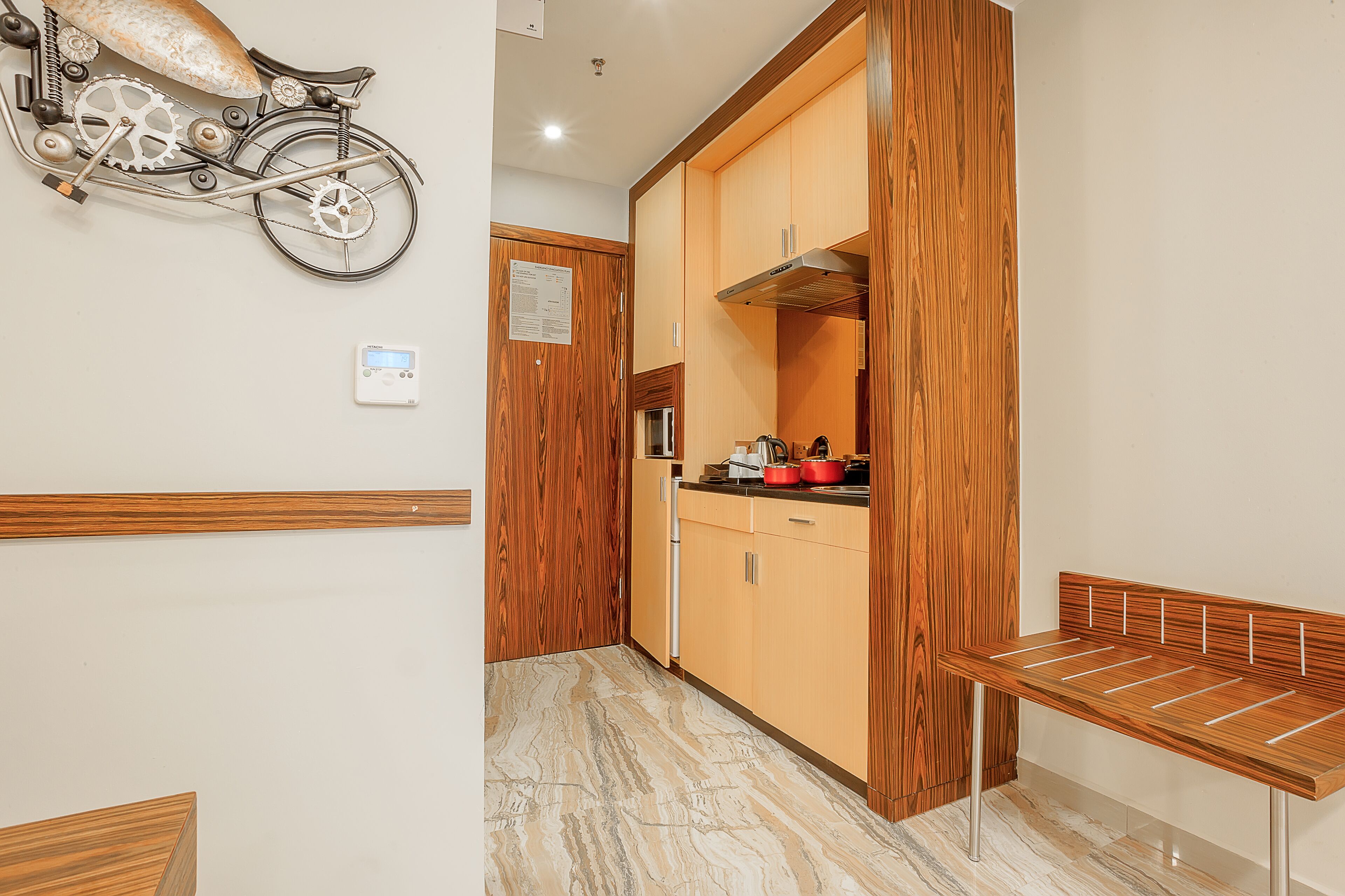 standard apartment, 1 king bed | private kitchen | full-sized fridge, microwave, stovetop, electric kettle