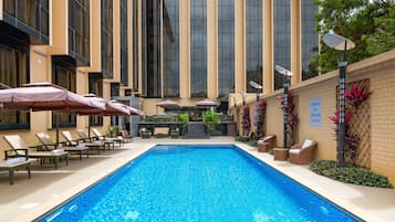 Udendørs pool, åben fra kl. 06.00 til kl. 19.30, parasoller