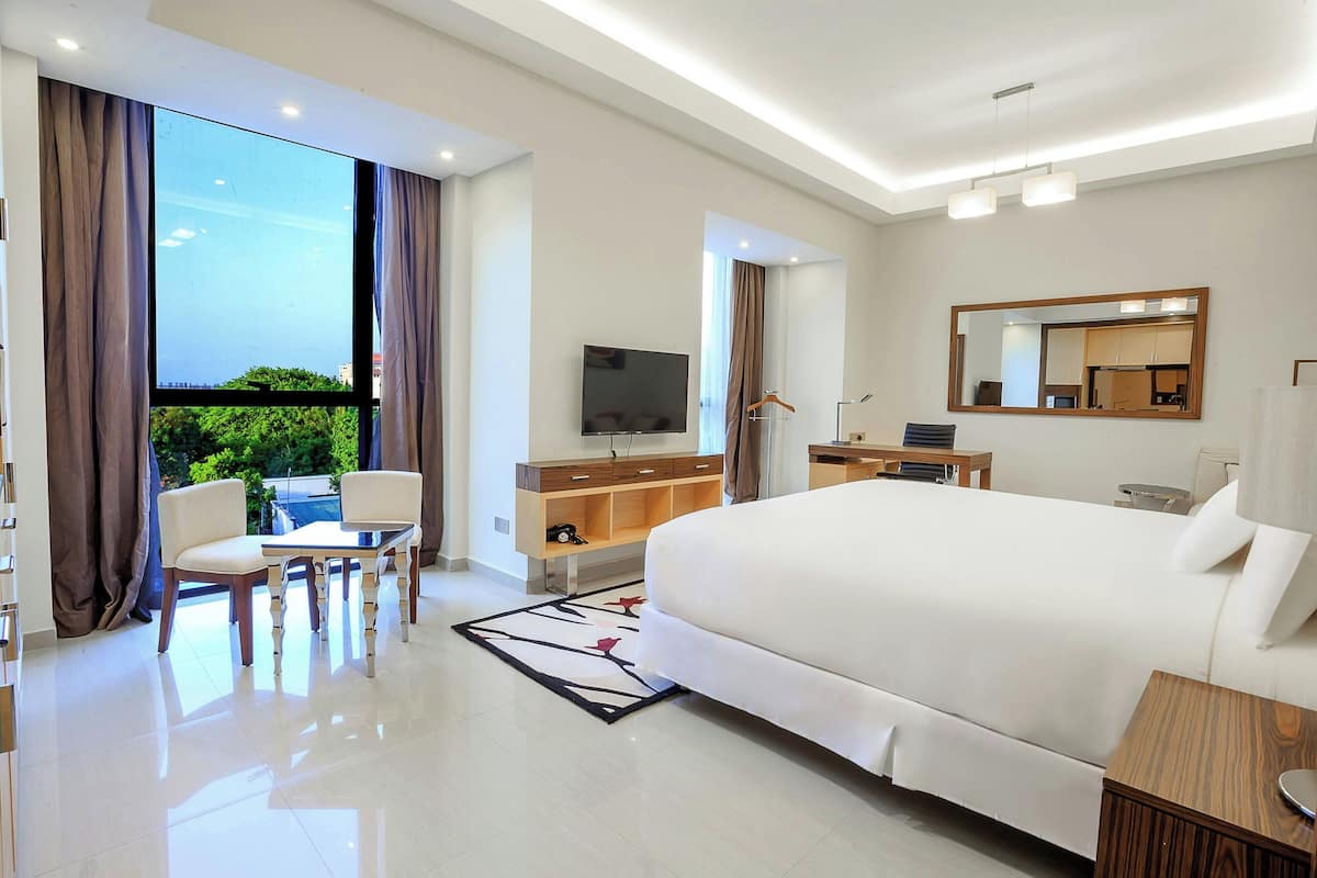 minibar, in-room safe, blackout curtains, soundproofing