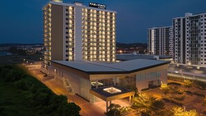 Un hôtel à plusieurs étages, reconnaissable à son enseigne bien visible où l’on peut lire : « FOUR POINTS BY SHERIMONT ».