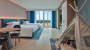 Une chambre d’hôtel moderne avec un grand lit, un bureau et une vue sur la ville.
